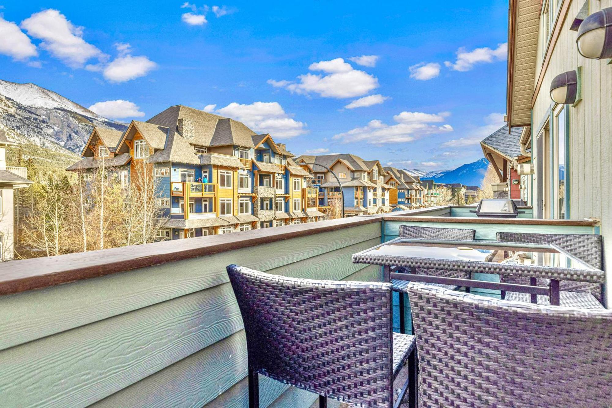 Canmore Mountain View Loft Apartment Heated Outdoor Pool Exterior foto