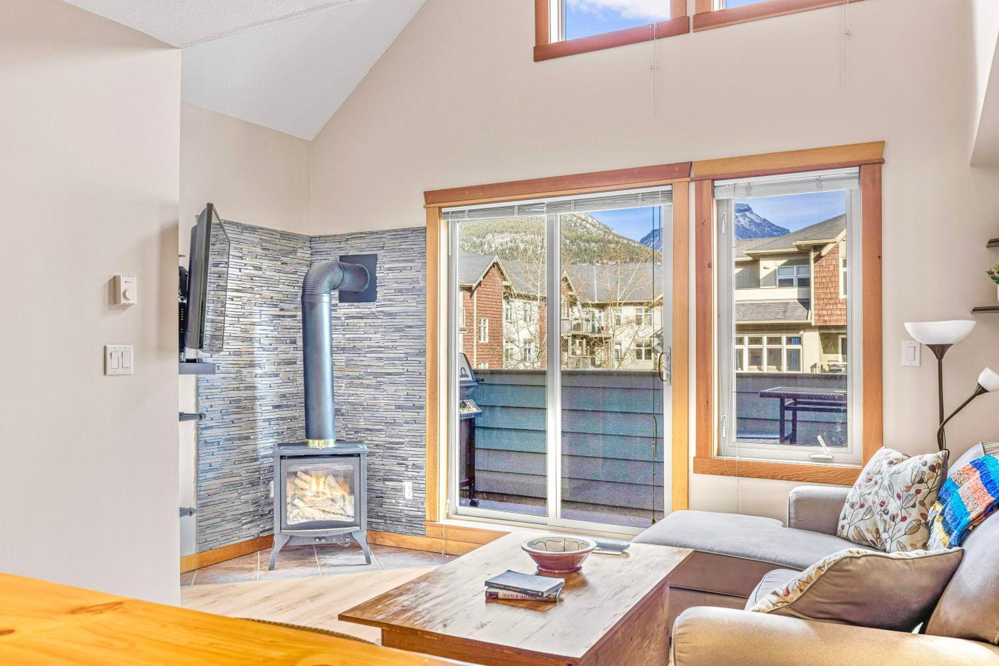 Canmore Mountain View Loft Apartment Heated Outdoor Pool Exterior foto
