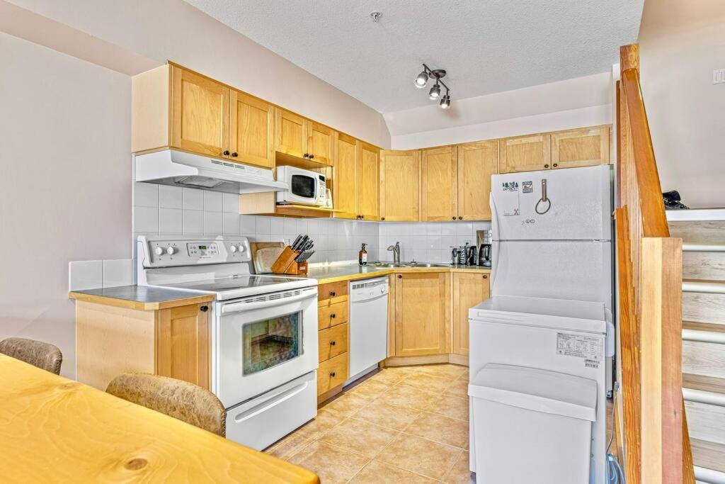 Canmore Mountain View Loft Apartment Heated Outdoor Pool Exterior foto