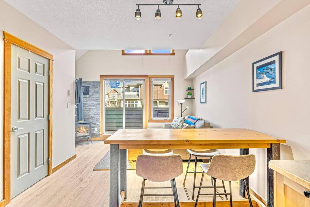 Canmore Mountain View Loft Apartment Heated Outdoor Pool Exterior foto