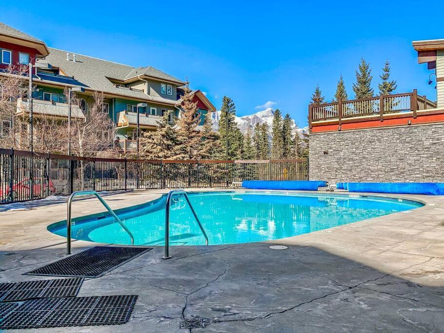 Canmore Mountain View Loft Apartment Heated Outdoor Pool Exterior foto